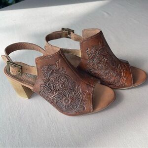 Roper Tan Embossed Leather Heels - floral pattern, preowned, slight wear Sz 9
